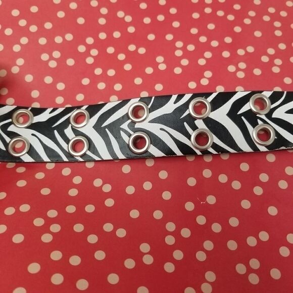 FUN FAUX LEATHER ZEBRA STRIPED BELT - Picture 4 of 9